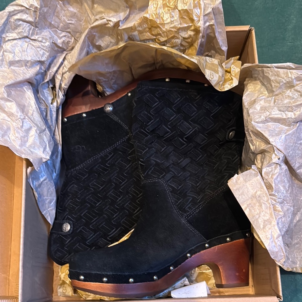 UGG Black Arroyo Weave studded suede size 7 Boots